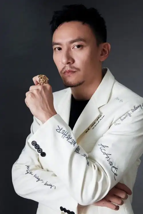 张震白色绣字西装##电影缉魂