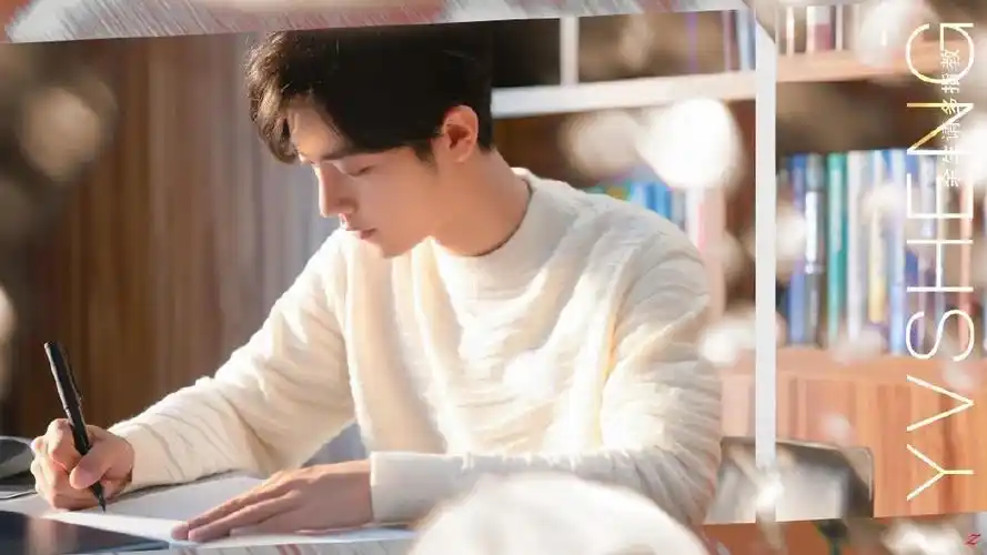 肖战壁纸目光清亮笑容温和外表冷冷的却有点天然呆