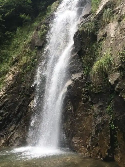 云谷飞瀑"全长119.57米,属江西第一高瀑