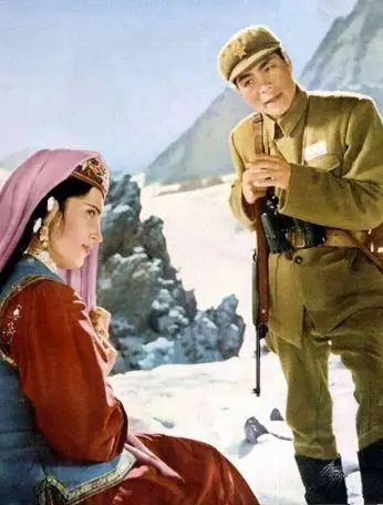 影片从真假古兰丹姆与战士阿米尔的爱情悬念出发,讲述了边疆战士和杨