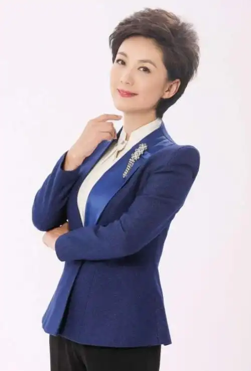 被央视主播海霞惊艳了!穿衣不花,头发蓬松,53岁优雅又有气质