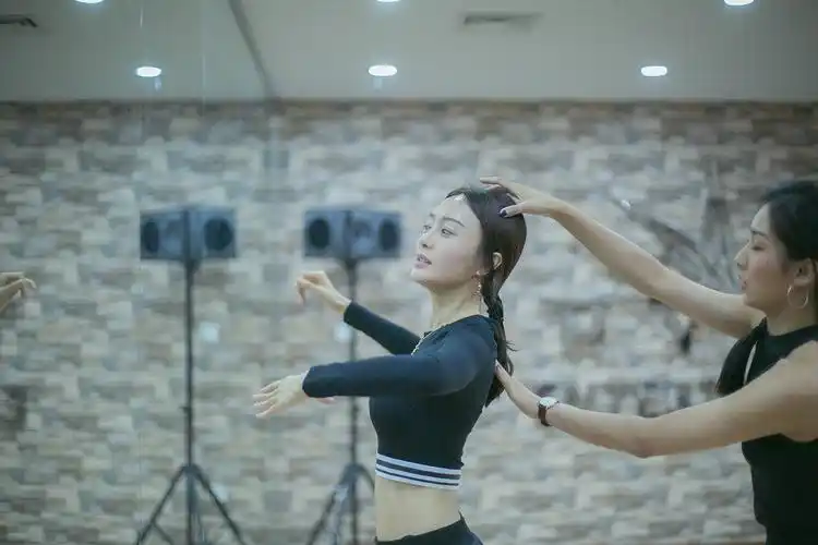 秦岚素颜苦练舞蹈 香汗淋漓大秀纤细小蛮腰