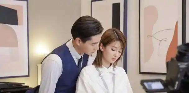 胡一天甜蜜霸屏,和乔欣,胡冰卿,李一桐哪个cp感更强_演出_时代_校园