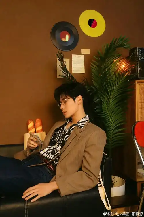 张真源棕色条纹西装随拍!眼镜造型yyds!_高清图集_新浪网