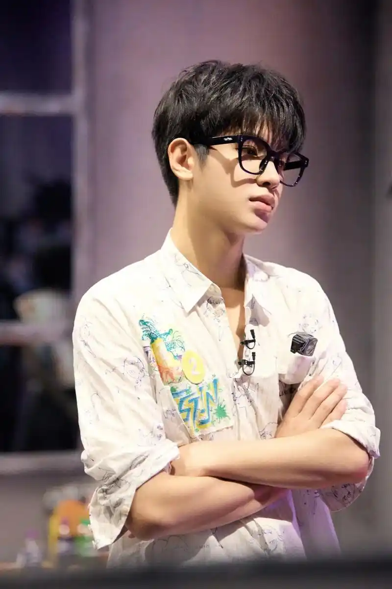 密室大逃脱真正的朋友 (上)#黄明昊 剧照!戴上黑框眼镜, - 抖音