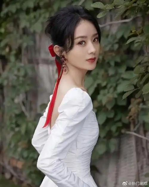 赵丽颖无袖白西装