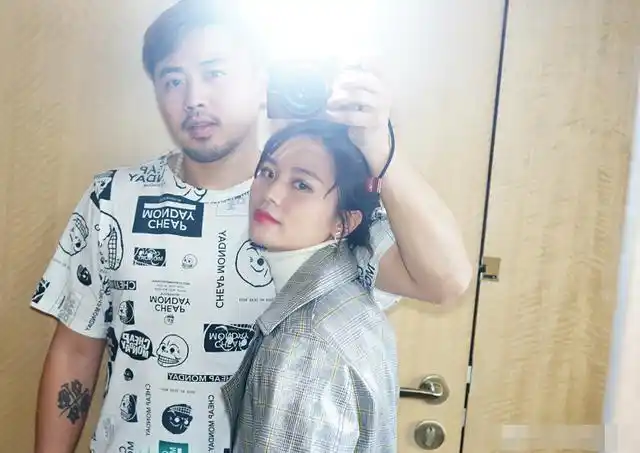 黄英曹帅全家福曝光俩萌娃高颜值实力抢镜夫妻感情恩爱如初