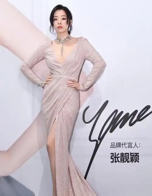 35岁张靓颖真放得开,穿丝绒黑裙开衩都短到大腿根,好身材真抢镜