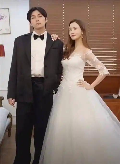 晒婚纱变装称婚期将至,曾与李易峰因戏生情_视频_交往_动态