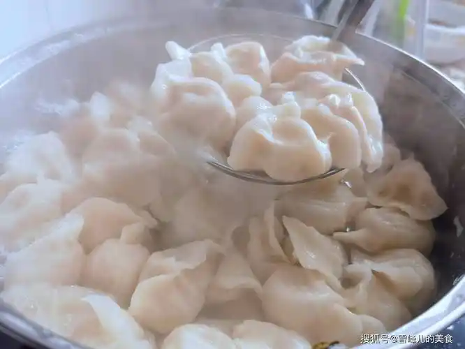 2月2日是小年,吃饺子芹菜韭菜靠边站,用它百财进门寓意好,鲜美多汁超