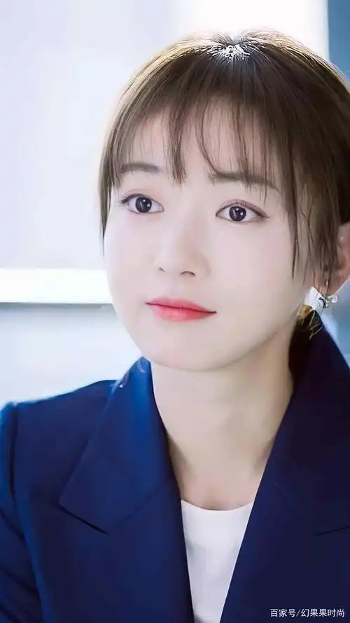 《正青春》女主 吴谨言职场新人到精英的穿搭图集