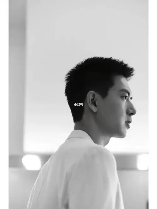 李现寸头直@李现ing 的寸头,阳光,帅气yyds李现白西装直播生图##李现