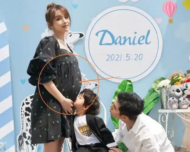 继麦迪娜后,又一女星带来二胎喜讯,产后"逆生长"颜值过于抢镜|张梓琳