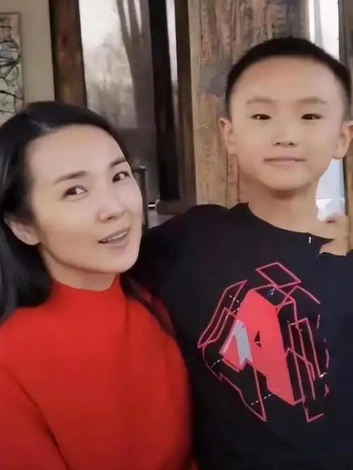 央视美女管彤,今年已49岁了,她事业稳定,老公宠爱,儿子7岁啦