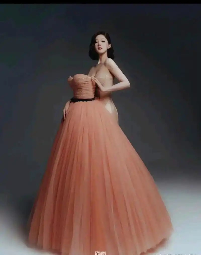 赵露思这礼服好有个性#赵露思# #正能量