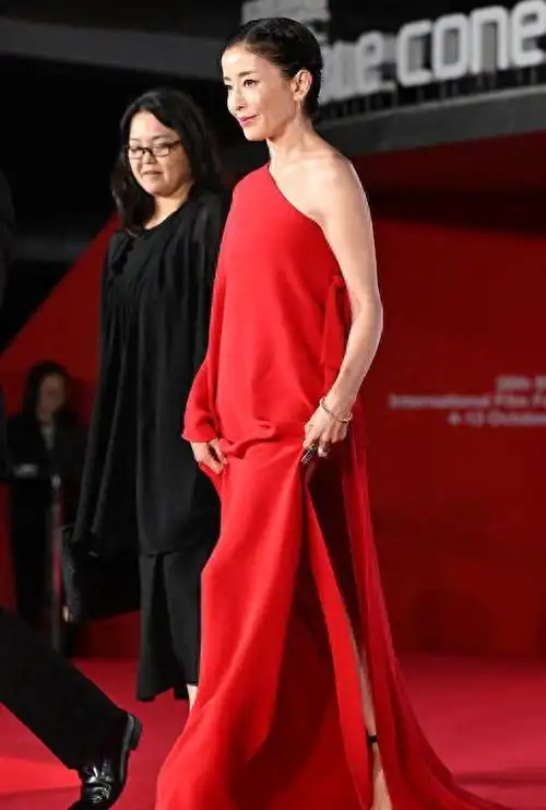 周润发惊艳釜山电影节红毯,宋仲基皱眉不满,郑秀晶惊艳登场