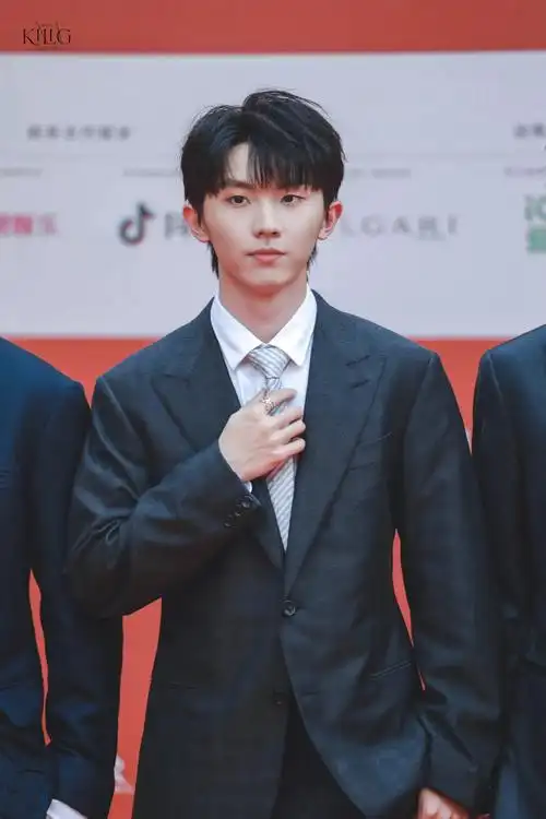 马嘉祺黑色西装随拍##马嘉祺巴黎卡诗大中华区品牌形象代言人##站就