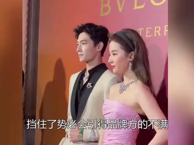 被镜头抓拍的明星暖心行为,王嘉尔绅士解围,刘亦菲帮杨洋躲赔偿