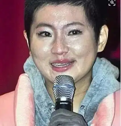 当初都以为selina嫁给了爱情谁知道是这样的渣男还好离婚了