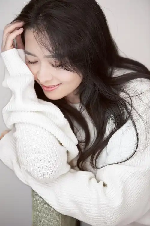 开心麻花贾金金写真清新自然笑容绽放温暖冬日