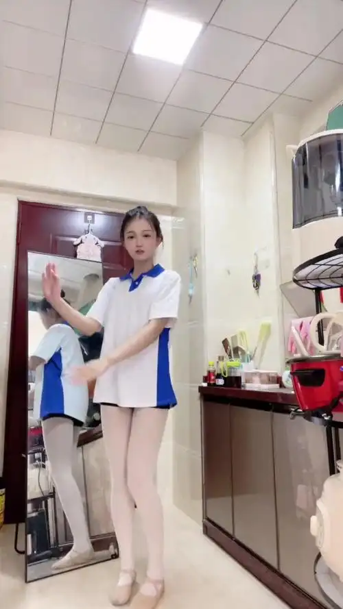 校服女友#白色裤袜 #浅跳一下 #软软的萌妹子 #幼态脸 #红玉吖