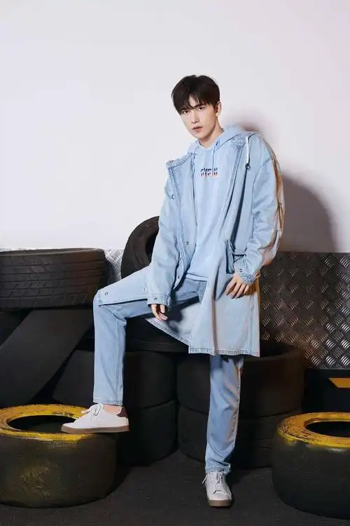 杨洋的彪马新图好青春活力啊!大学学长的感觉