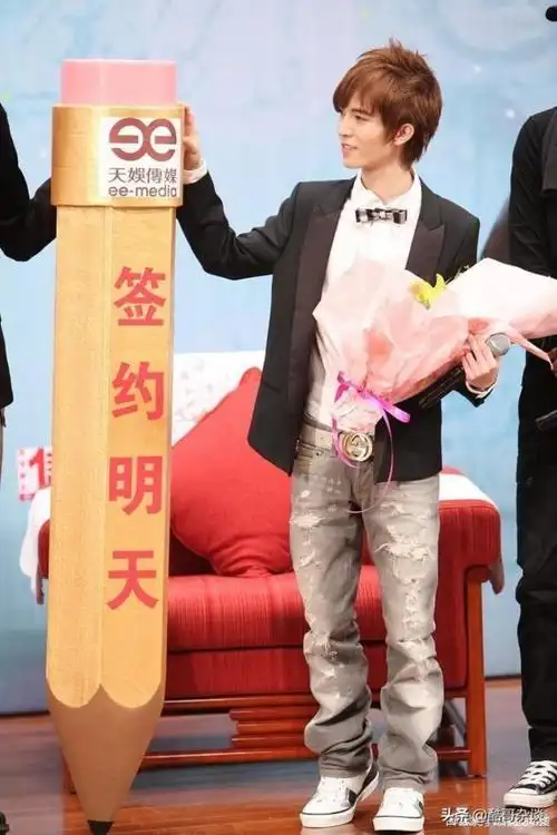 但是郭敬明和众多的明星合影当中,不难发现身高是经常作为一个身高梗