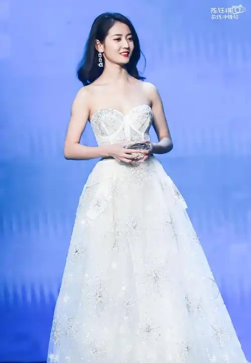 感觉陈钰琪星光大赏内场的礼服比红毯的好看诶