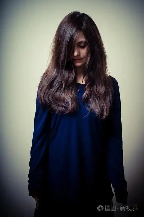 严重长头发的女人照片-正版商用图片07x6gf-摄图新视界