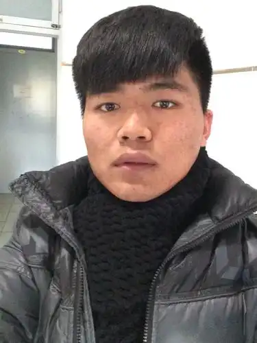 大家好啊,脸大,有点胖,皮肤又有点黑,头也大的男生,该剪什么样的发型?