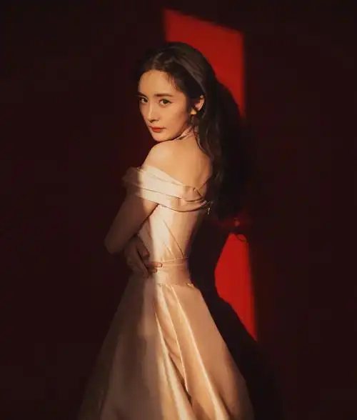 杨幂一字肩长裙公主范十足胸口红宝石项链吸睛