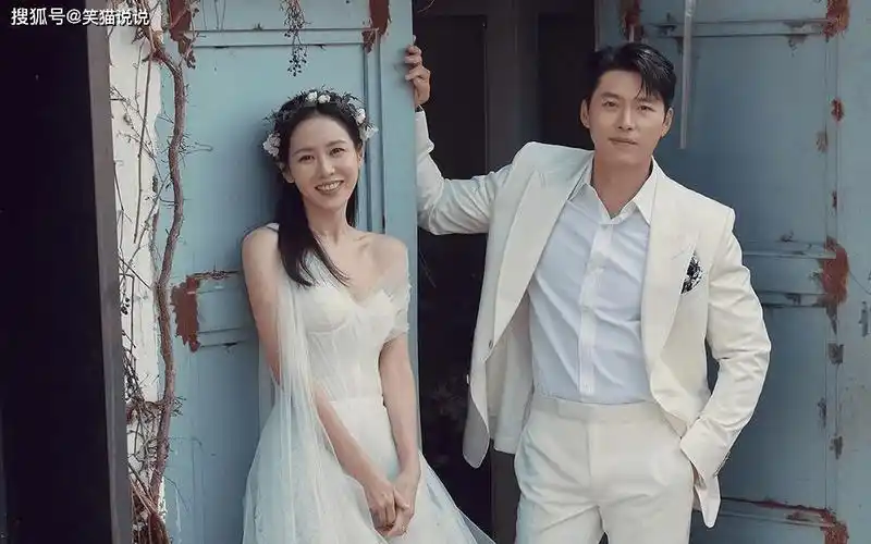 原创孙艺珍晒婚照庆结婚2周年与玄彬靠门拍照好恩爱坐花屋里好美