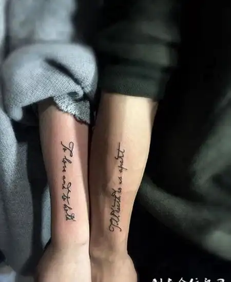 情侣手臂上的英文纹身图案