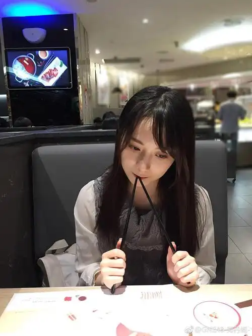 各位和对象吃饭互相帮对方拍照吗?