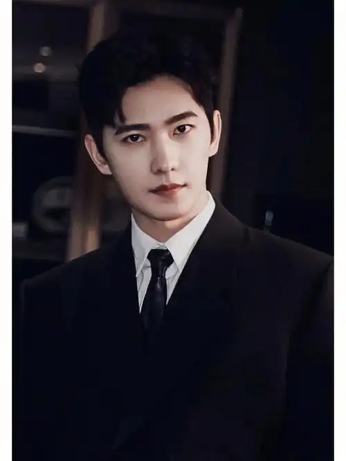 黑白西服的杨洋