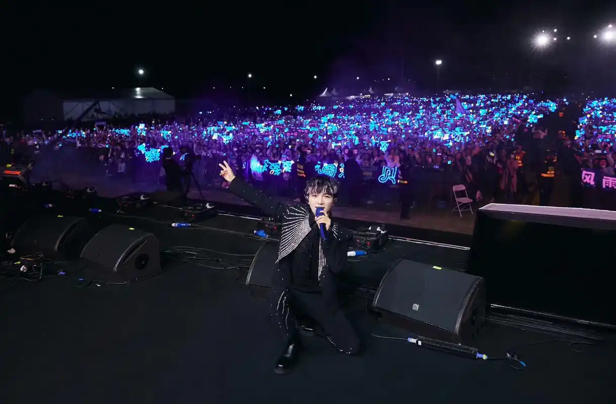 周深演唱会和粉丝合影[haha][haha]