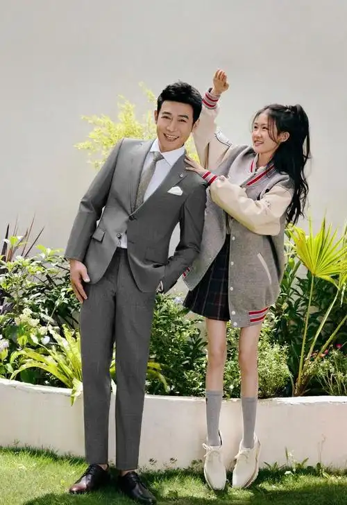 陆毅带女儿拍写真,15岁贝儿身高快赶上爸爸,一双"筷子腿"吸睛