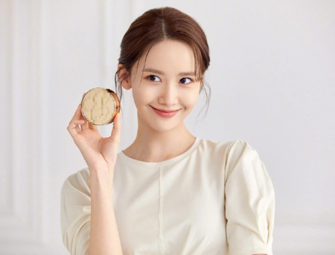 林允儿最新广告写真曝光,身穿杏色短款上衣大秀小蛮腰 – 爱读书