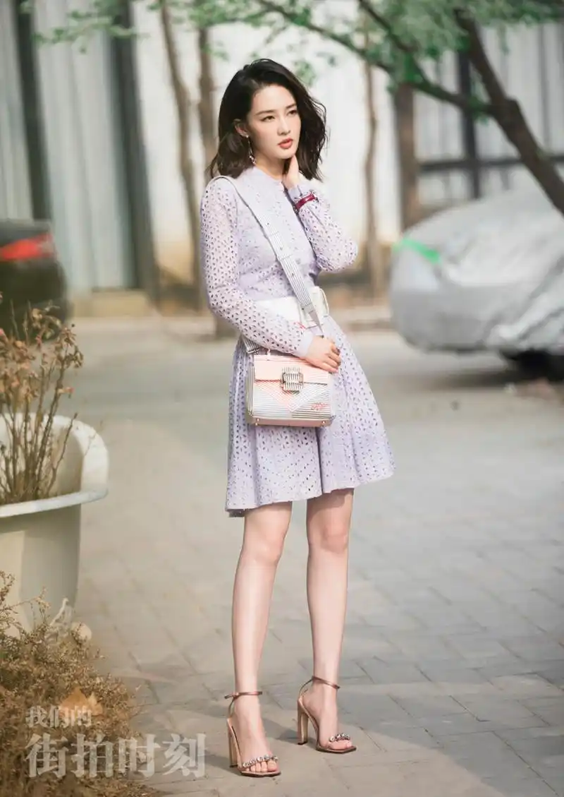 李沁街拍照  漏美腿玉足