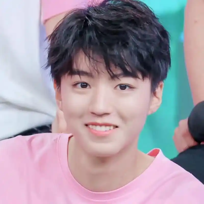 粉色系王俊凯向你报道 草莓味的小俊一口一个