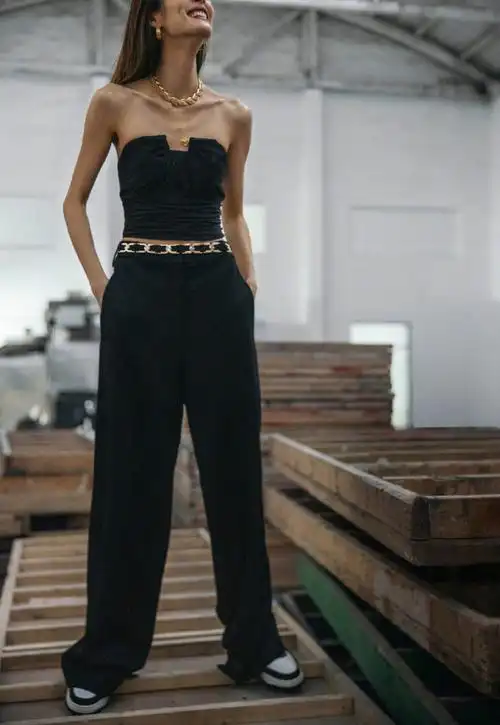 刘雯超话出席品牌直播活动造型,黑色抹胸配长裤搭配利落的一刀齐短发