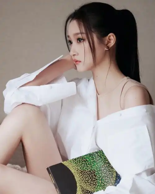 关晓彤巴黎时装周白衬衫造型太欲了,这双大长腿真实存在的吗?_腾讯新