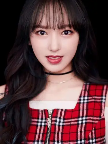 精致洋娃娃 程潇的面部线条感清晰干净,面中部饱满,从正脸来看