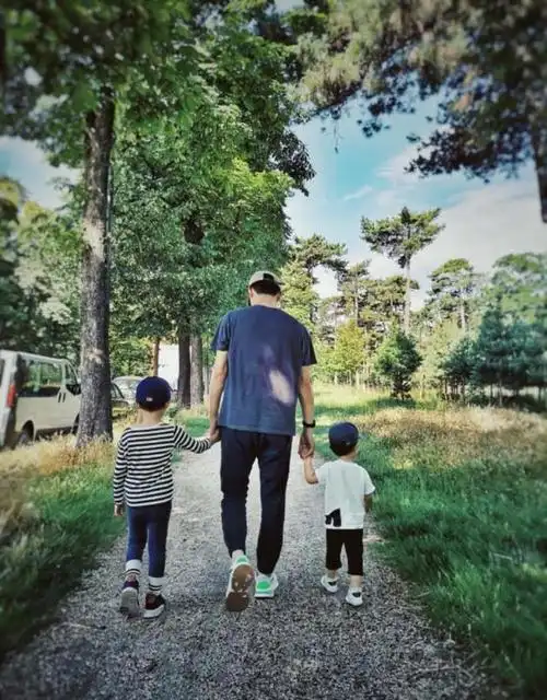 儿子,此前发文表示就这样快乐下去,就这样慢慢长大,家庭生活十分幸福