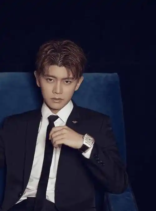 原创任嘉伦已是奶爸身份穿搭依旧潮酷有型看不出来他31岁了