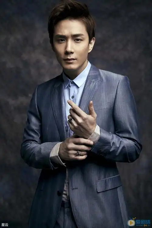 李承铉时尚写真 戚薇李承铉应杂志邀请拍摄了一组情人节大片,这对高