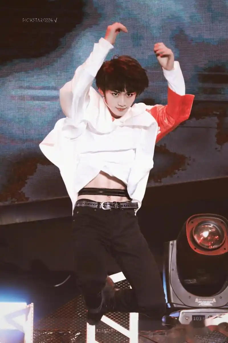 每日易安利爱豆的名品腹肌,哥哥们都是自律达人身材管理一级棒 手上的