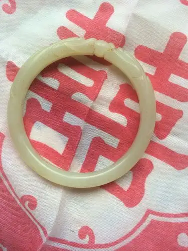 出土龙纹玉镯,至少一百多年了,行家看看怎么样?