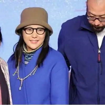 图郝蕾与老公马川相伴现身郝蕾怀孕幸福满满