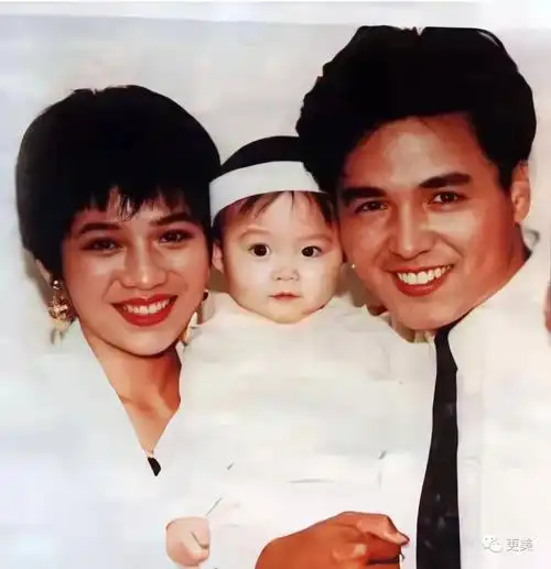 接连诞下一双儿女后,曾哲贞的生活里除了孩子就是老公,和外界几乎隔绝